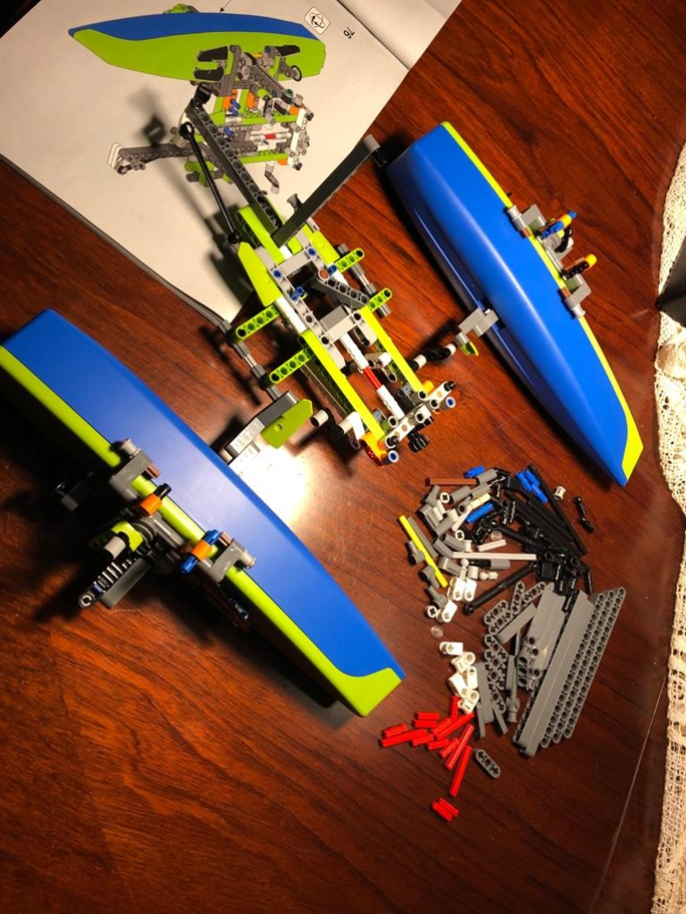 Lego parçaları ile inşa edilmiş bir tekne yapım aşaması, yanı sıra bir montaj kılavuzu.