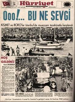 Eski bir gazete sayfası, üst bölümde büyük harflerle 'Ooo!... BU NE SEVGİ' yazısı var. Altta kalabalık bir etkinlik, insanların toplandığı bir alan ve tekneler görünüyor.