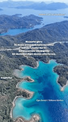 Havadan çekilmiş, mavi ve yeşil tonlarının hakim olduğu bir deniz manzarası. Arka planda ağaçlarla kaplı adalar ve deniz ile çevrili kıyılar görünmekte.