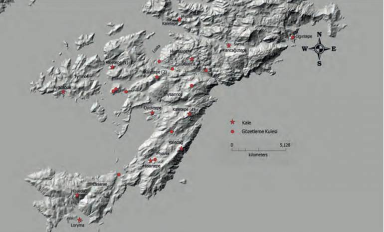 Üç boyutlu aydınlatılmış bir harita üzerinde, çeşitli yerleşim ve gözlem kuleleri noktaları ile birlikte adaların topografik özellikleri gösterilmektedir.