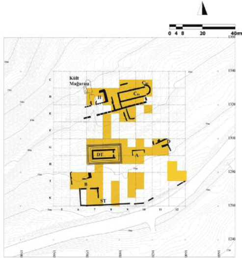 Arkeolojik alanın haritası, sarı renkli yapıların ve alanların gösterildiği, yükseklikleri belirtilmiş topografik bir düzen.